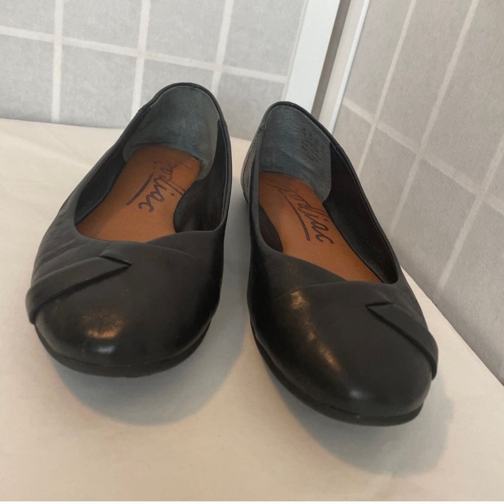 Zodiac Sadie 7.5 Black Leather Flat Shoes Slip On Woven Strap Work Casual Travel - Picture 4 of 12